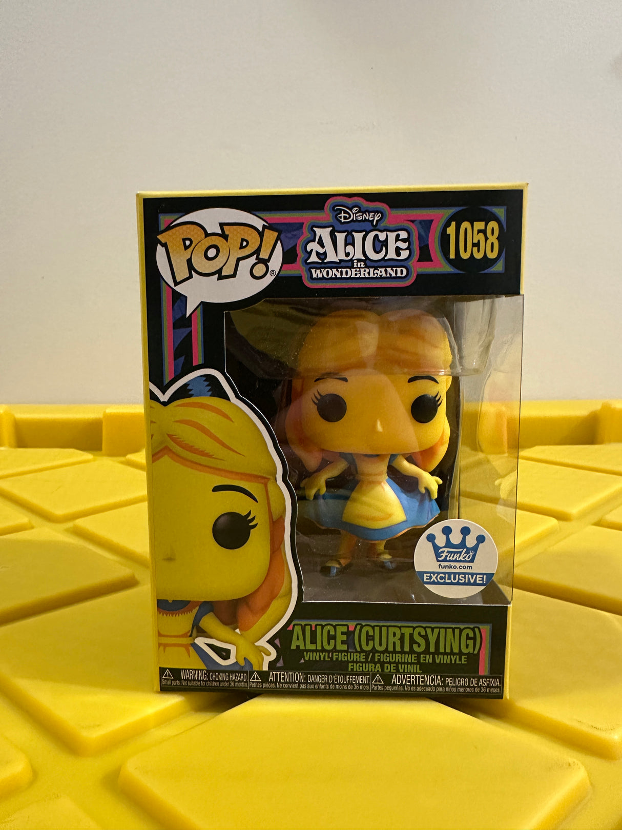 Funko POP! Alice (Curtsying) (Black Light) - Limited Edition Funko Shop Exclusive