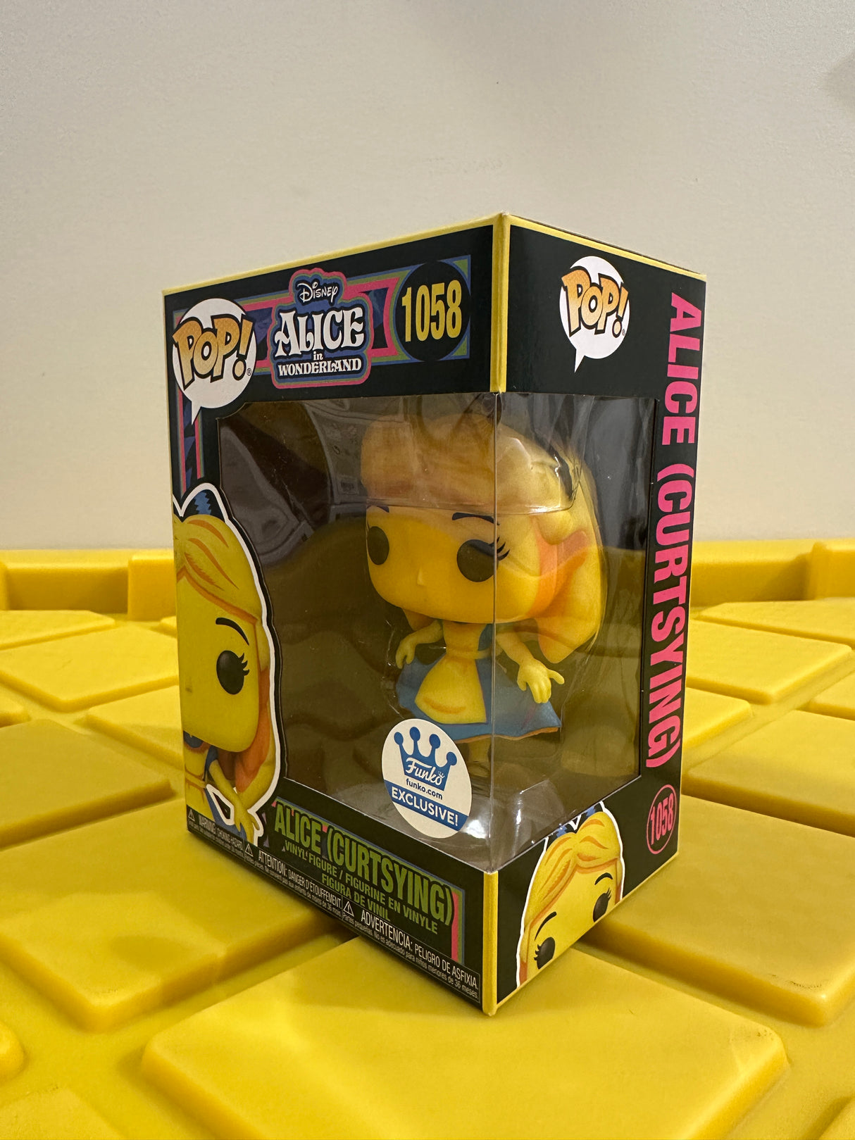 Funko POP! Alice (Curtsying) (Black Light) - Limited Edition Funko Shop Exclusive