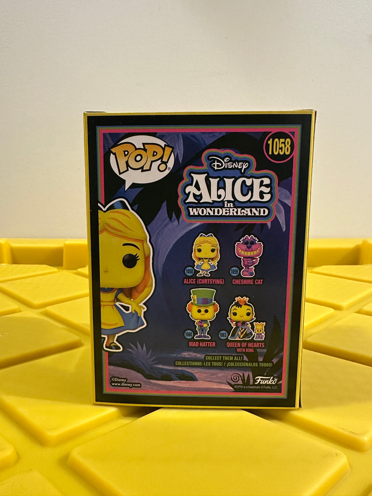 Funko POP! Alice (Curtsying) (Black Light) - Limited Edition Funko Shop Exclusive