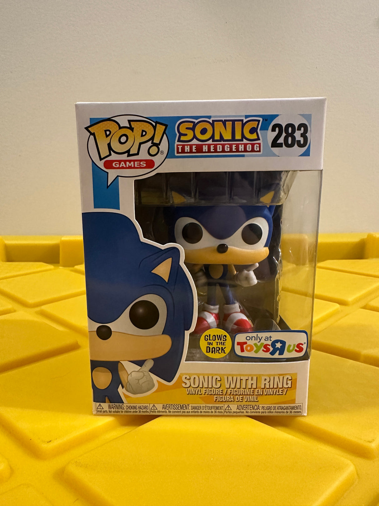 Funko POP! Sonic with Ring (Glow) - Limited Edition Toys R Us Exclusive