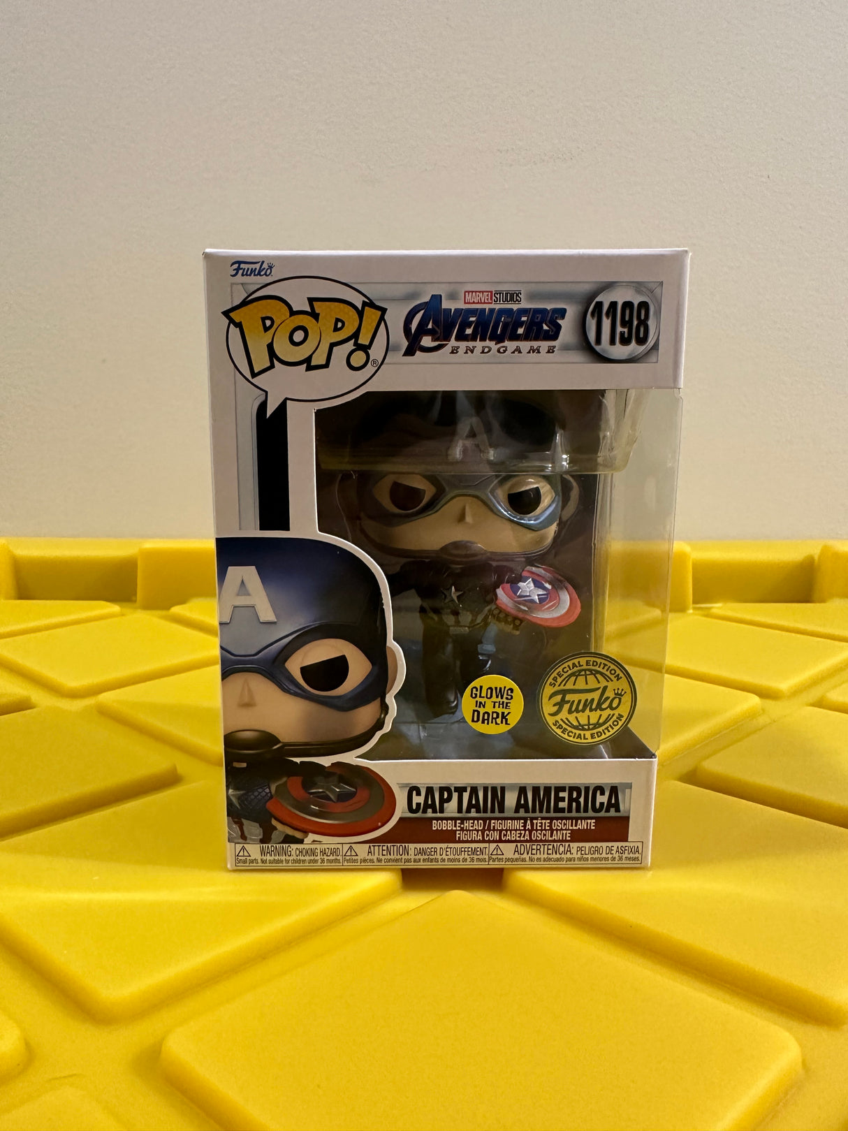 Funko POP! Captain America (Metallic) (Glow) - Limited Edition Special Edition Exclusive