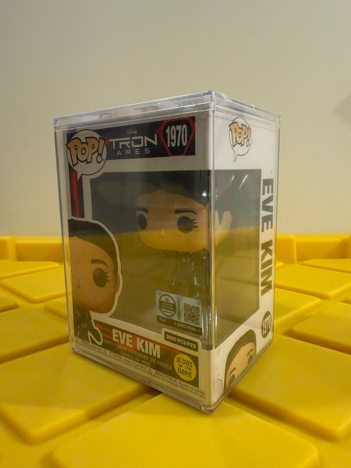 Funko POP! Eve Kim (Glow) (L.E. 3500) - Limited Edition Royalty