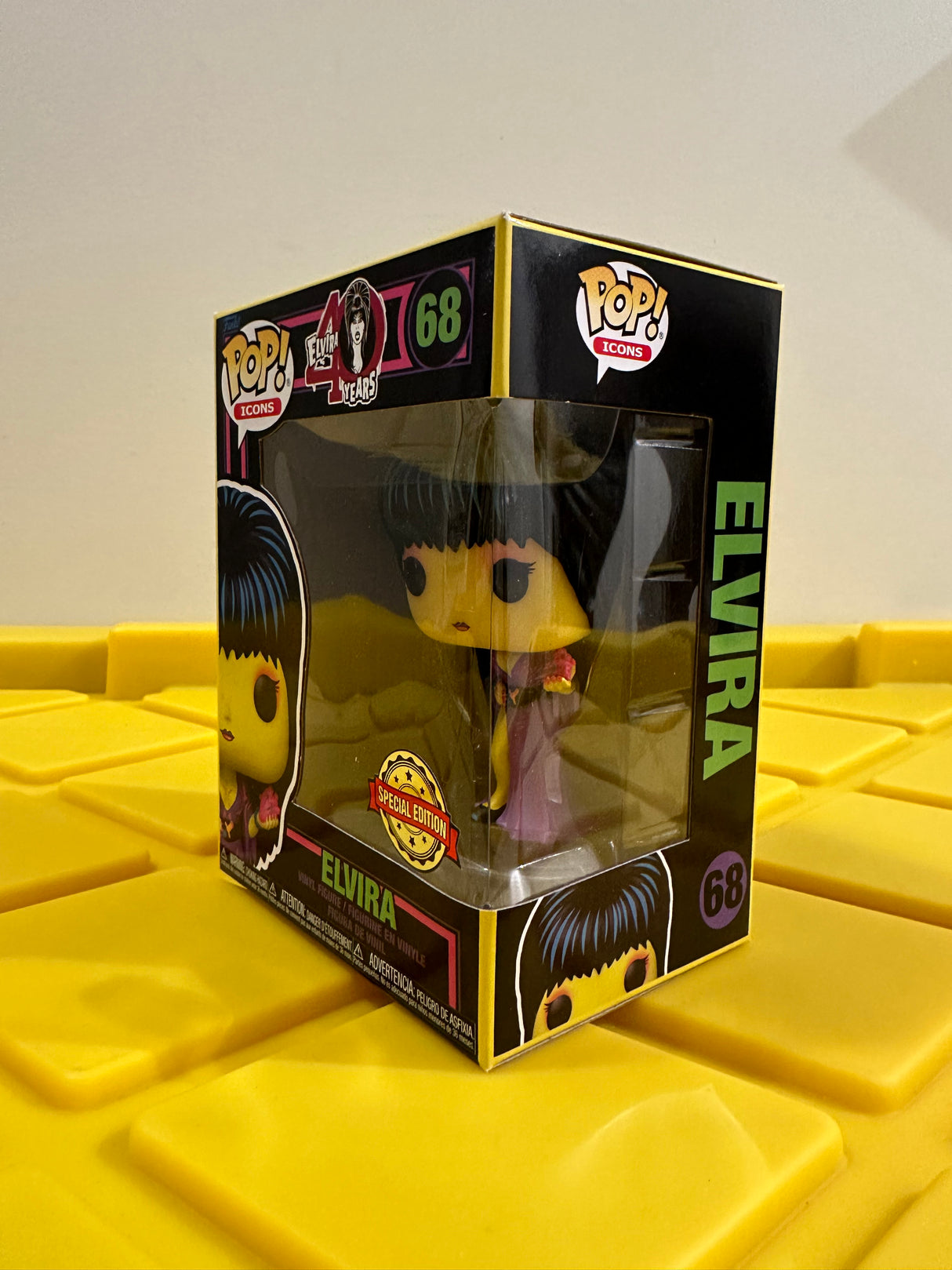 Funko POP! Elvira (Black Light) - Limited Edition Special Edition Exclusive