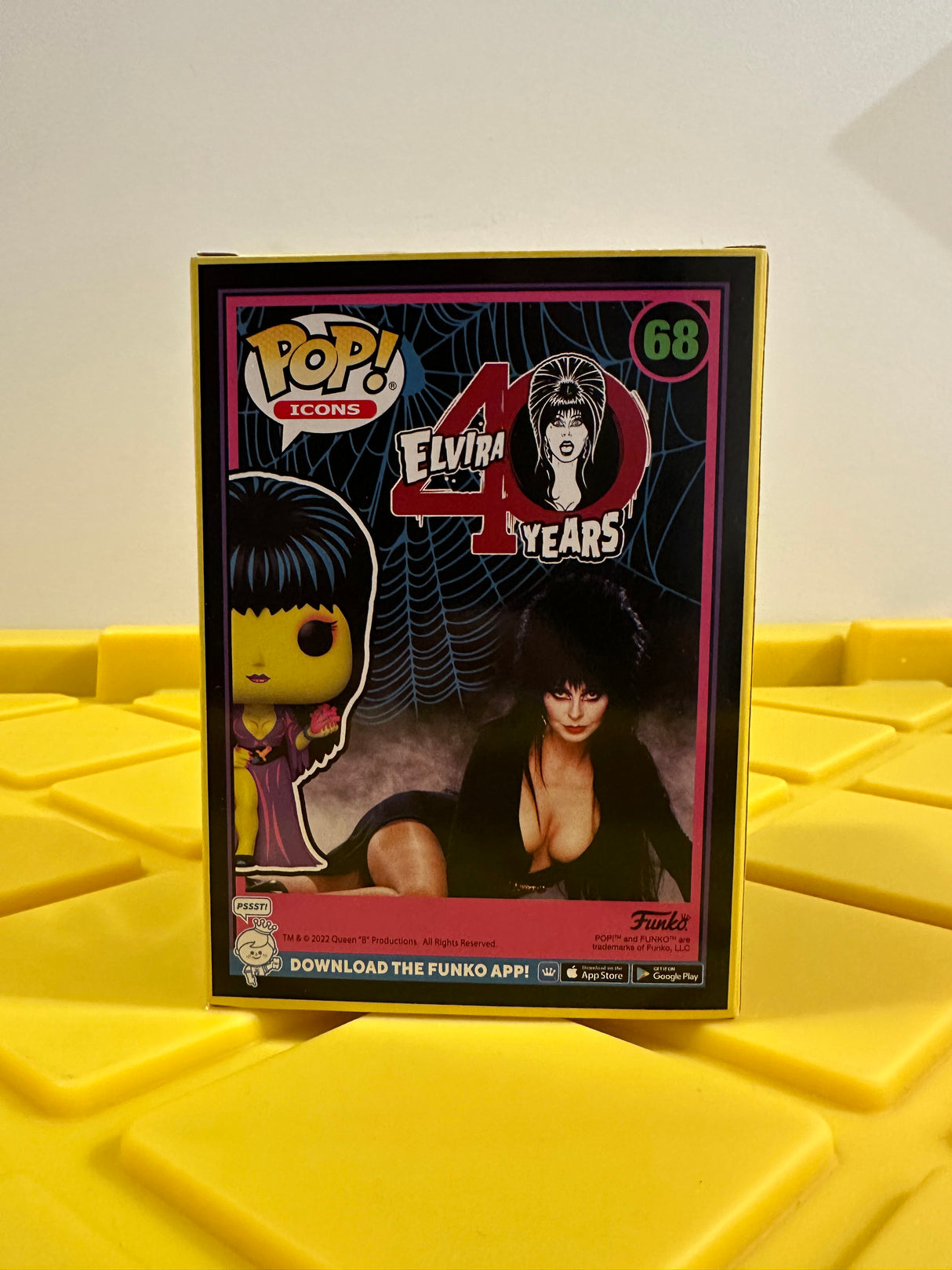 Funko POP! Elvira (Black Light) - Limited Edition Special Edition Exclusive
