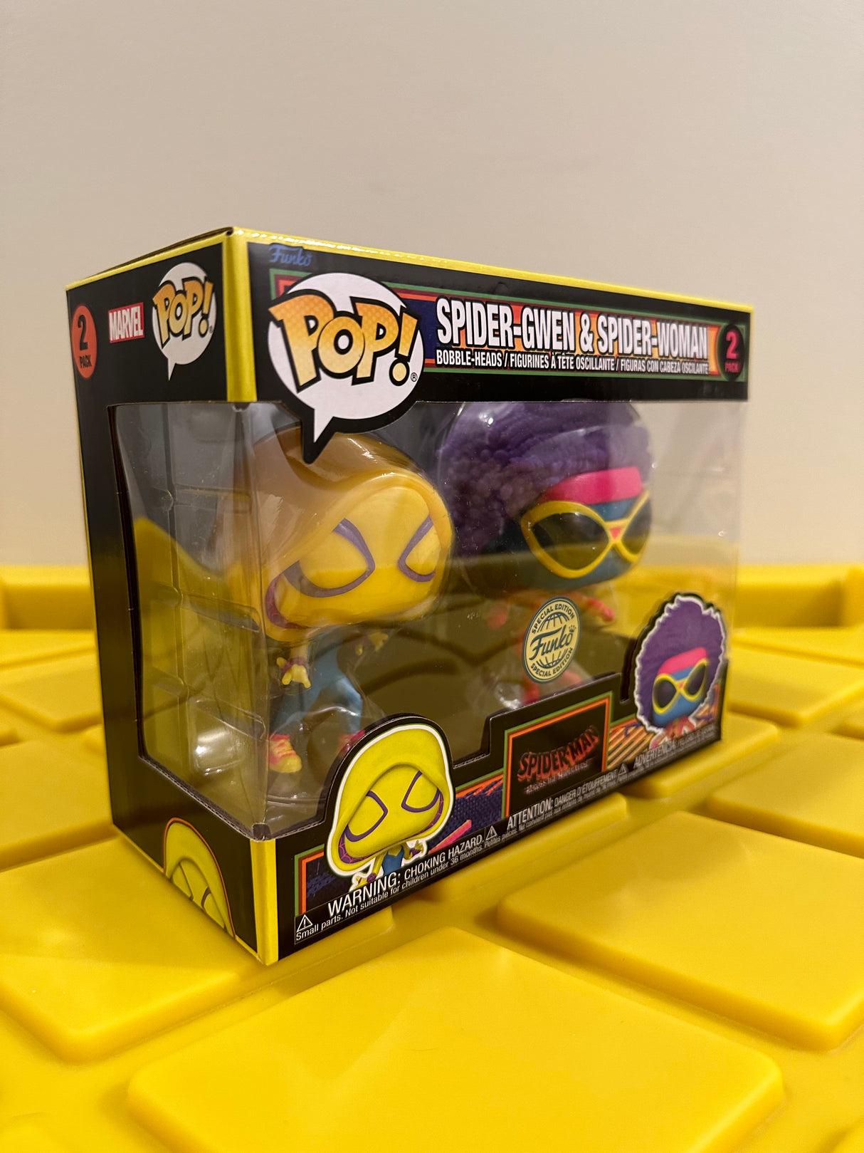 Funko POP! Spider-Gwen & Spider-Woman (Black Light) (2-Pack) - Limited Edition Special Edition Exclusive