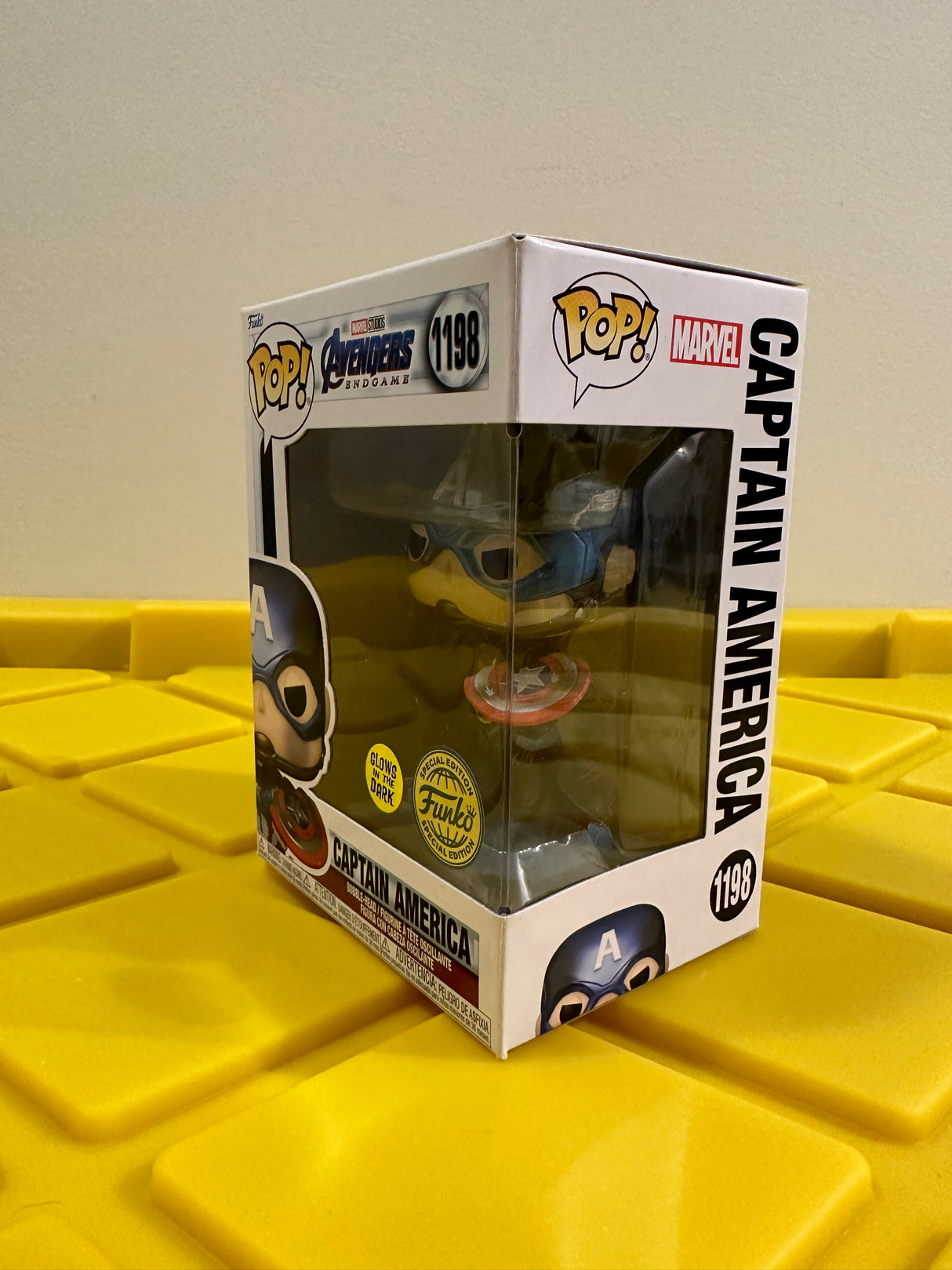 Funko POP! Captain America (Metallic) (Glow) - Limited Edition Special Edition Exclusive