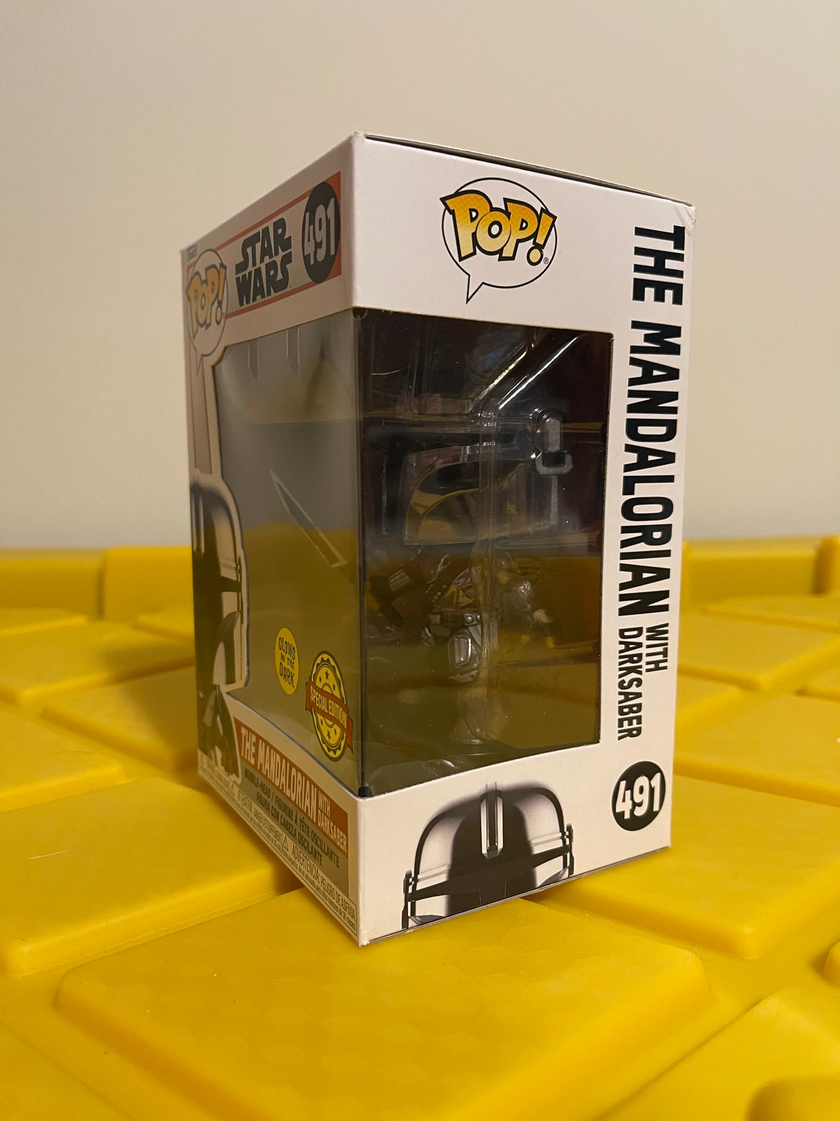 The Mandalorian With Darksaber (Glow) - Limited Edition Special Edition Exclusive