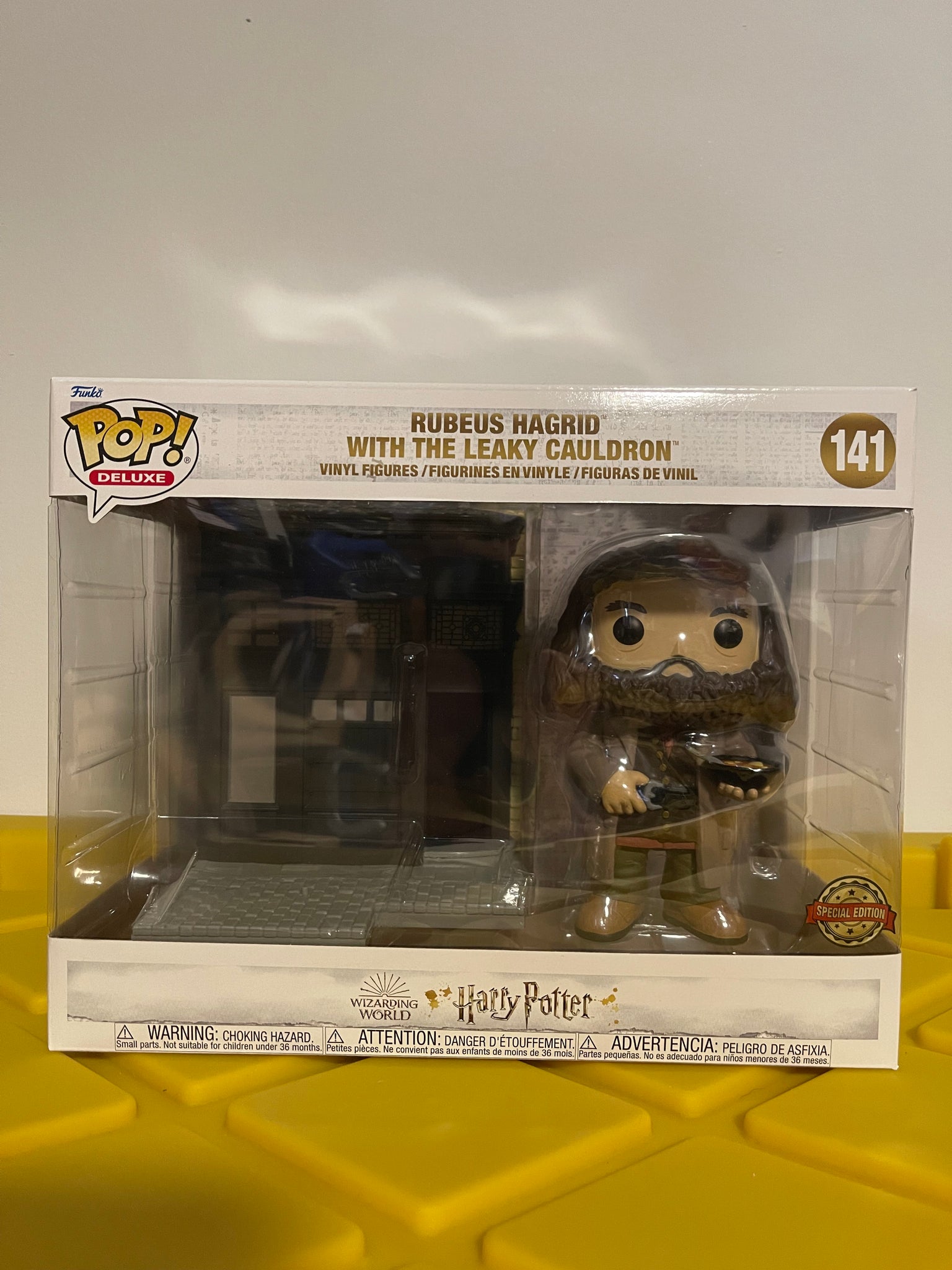 Funko POP! Harry Potter Deluxe Rubeus Hagrid with the Leaky Cauldron #141  Exclusive 